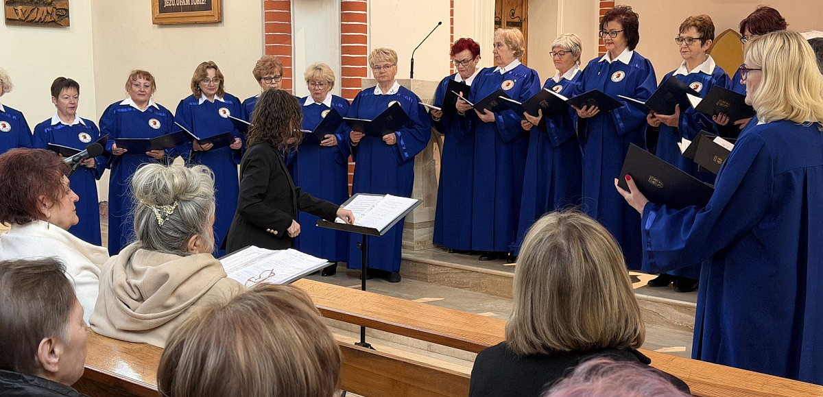 Chór Kameralny Polickiego Uniwersytetu Trzeciego Wieku pod dyrekcją Marty Pietrzak