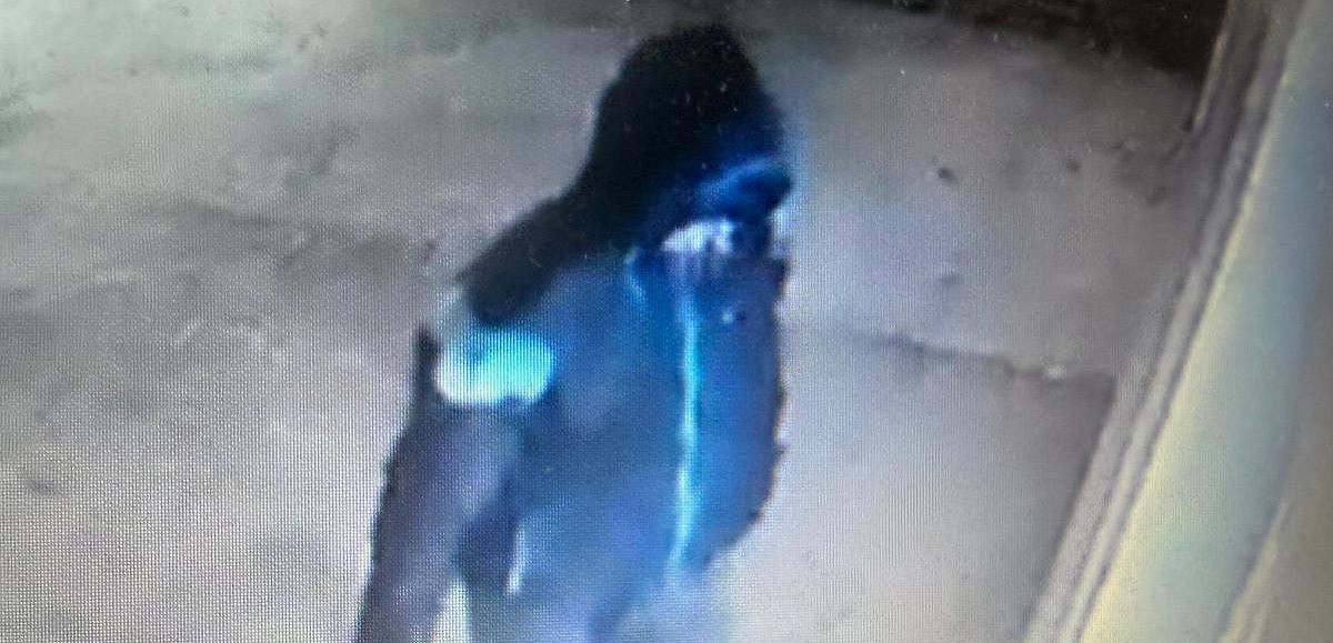 Policja opublikowała wizerunek podejrzanego o dokonanie zniszczenia mienia