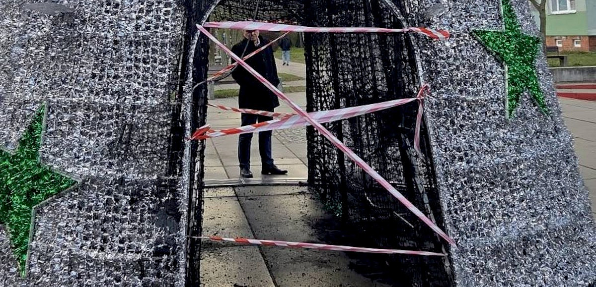 Spalona choinka na deptaku im. Ryszarda Tokarczyka w Policach