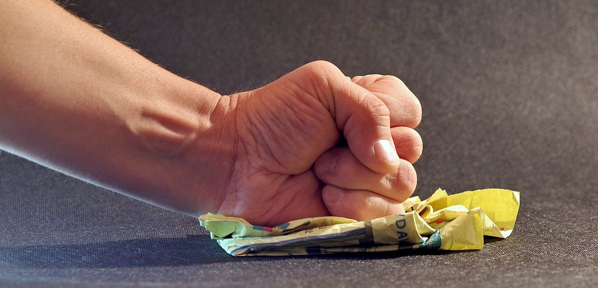 Jak reagować na krzywdę za ścianą?