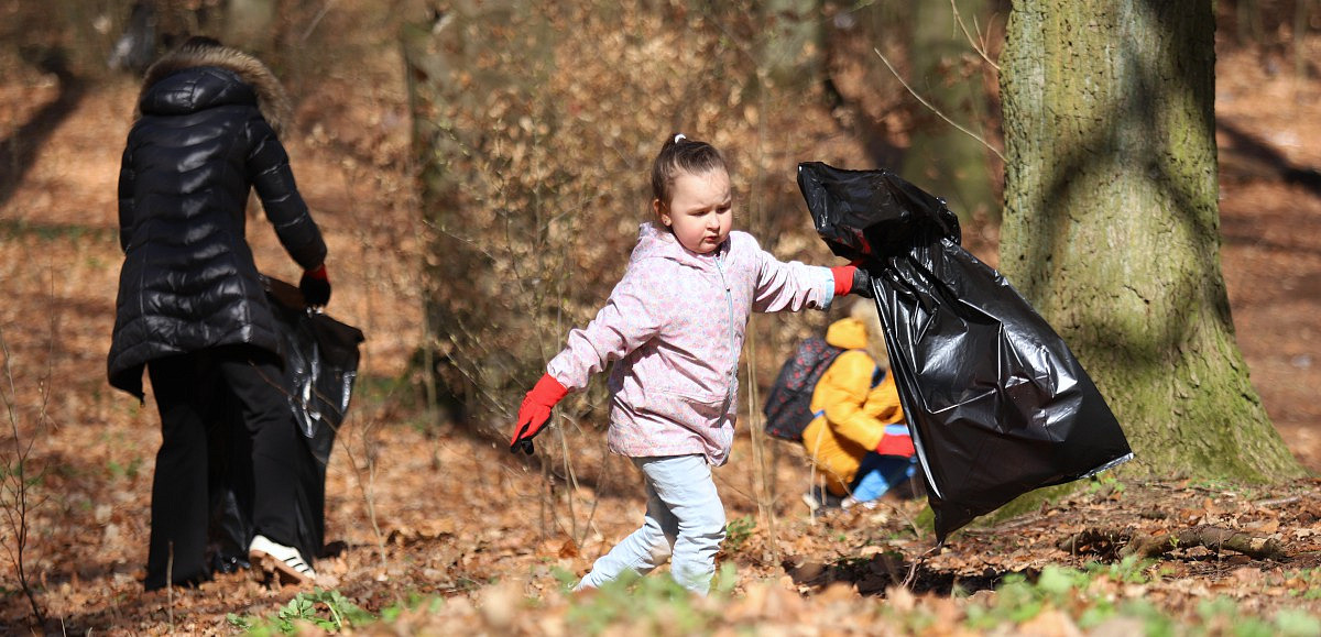 Uczestnicy sprzątali las przy ul. Wróblewskiego w Policach