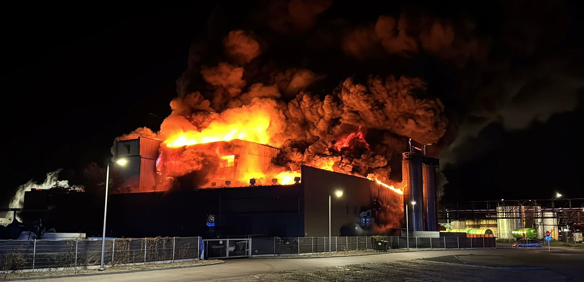 Pożar w zakładzie przetwarzania opon w Szczecinie