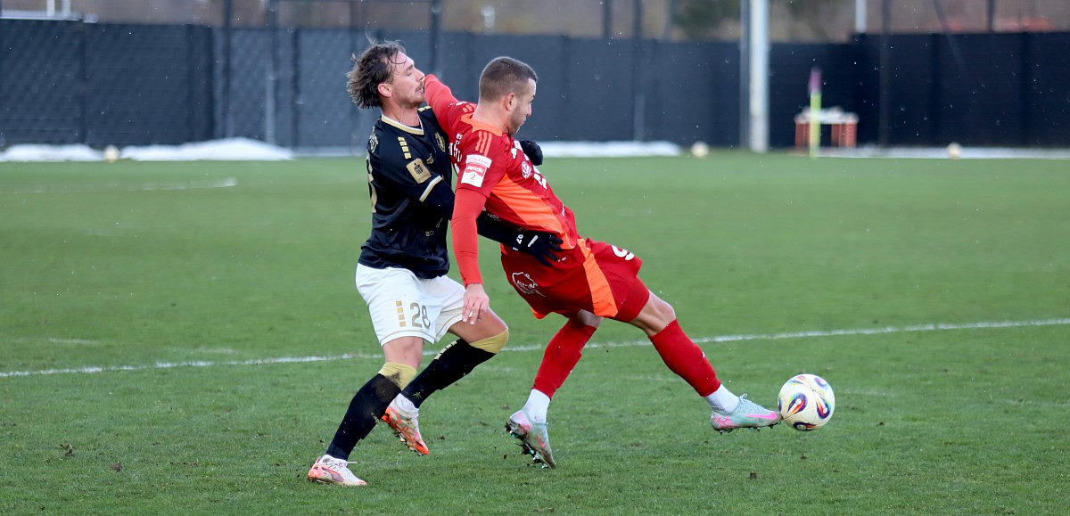 Linus Walqvist walczący o pozycję z Krzysztofem Ropskim