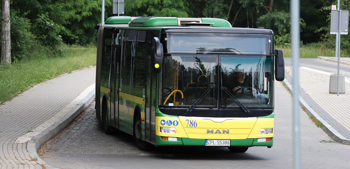 Autobus komunikacji miejskiej w Policach