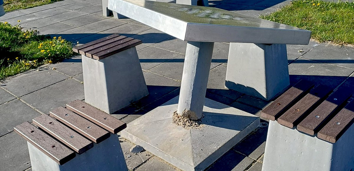 Jeden ze stołów do gry w szachy został poważnie uszkodzony