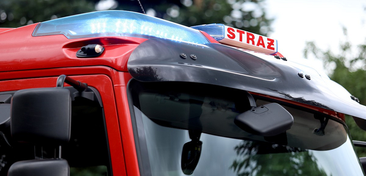 Sześć zastępów straży pożarnej gasi pożar na terenie składowiska odpadów