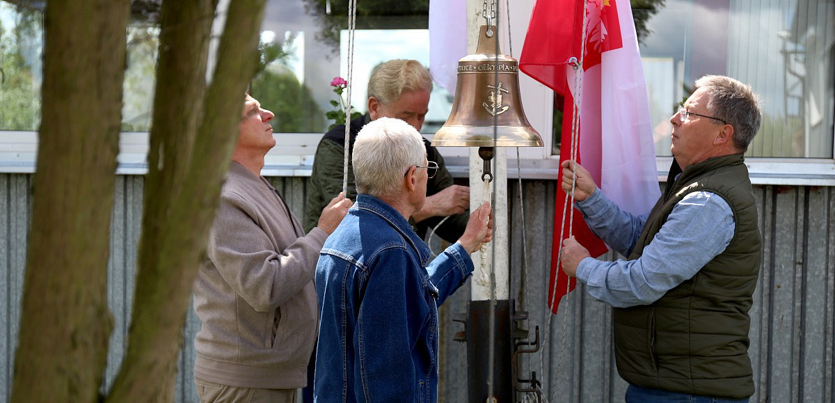 Poczet sztandarowy wciąga biało-czerwoną flagę na maszt
