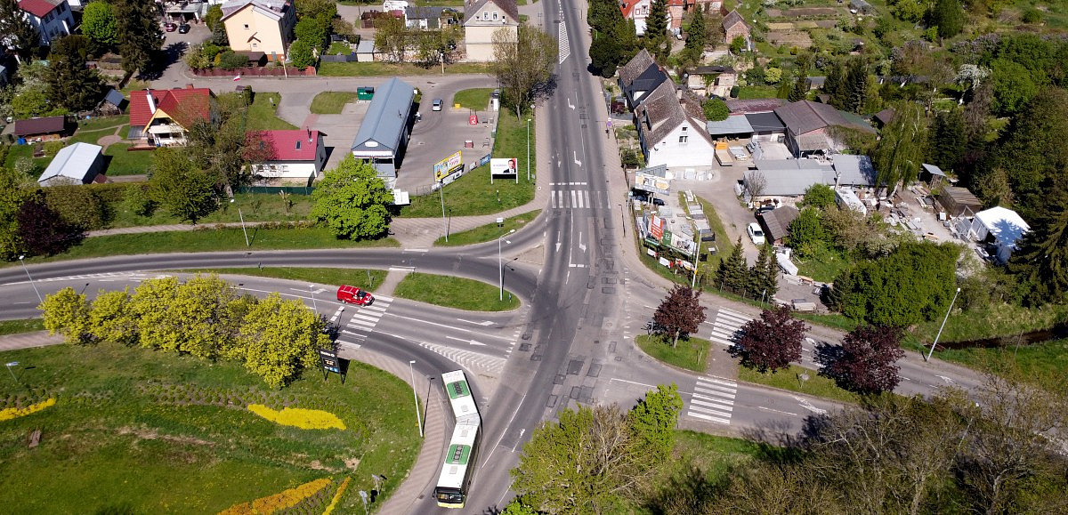 Skrzyżowanie ulic Piłsudskiego, Wojska Polskiego, Dębowa, Asfaltowa w Policach