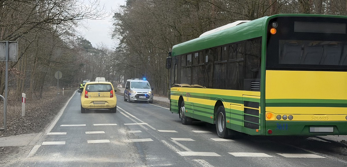 Samochód osobowy zderzył się z autobusem komunikacji miejskiej