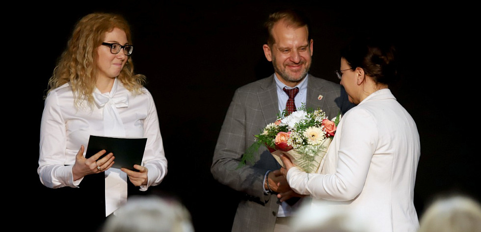 Nagrody nauczycielom wręczali burmistrz Polic Krystian Kowalewski i jego zastępczyni Magdalena Sosnowska