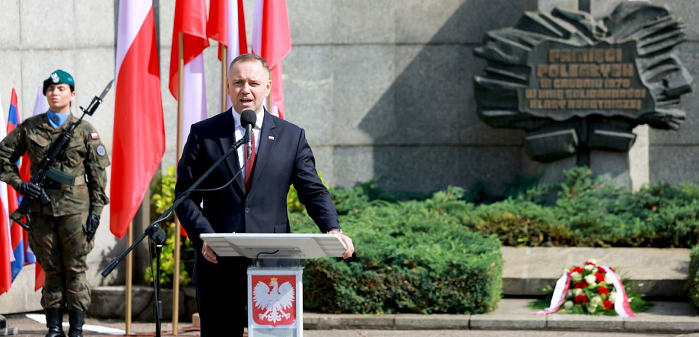 Prezydent RP Karol Nawrocki pod bramą Stoczni Szczecińskiej