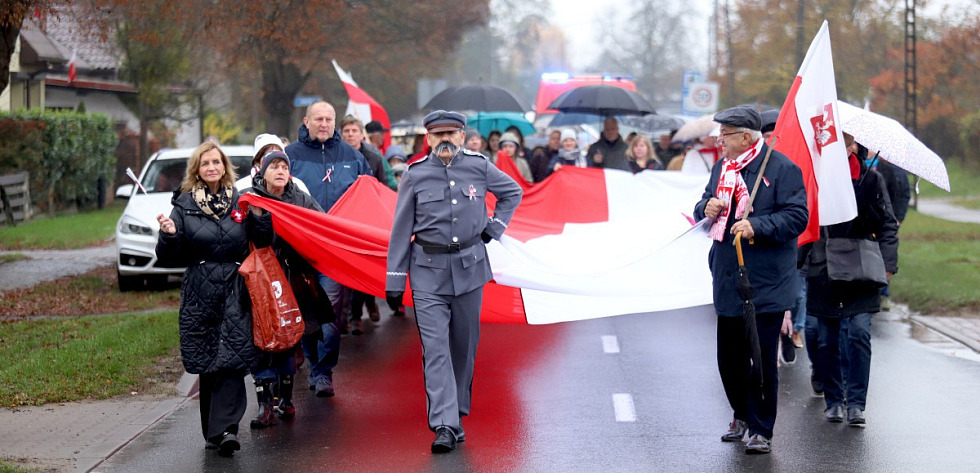 Biało-czerwony korowód przeszedł ulicami Dobrej
