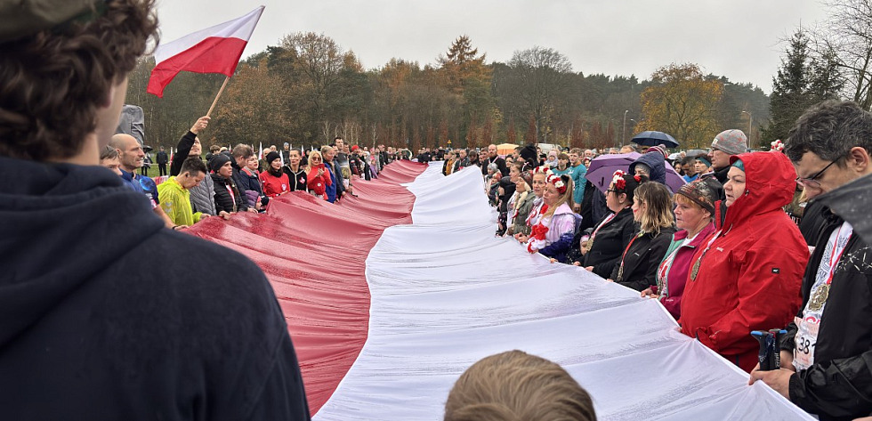 Biało-czerwona flaga podczas V Biegu Niepodległości w Policach