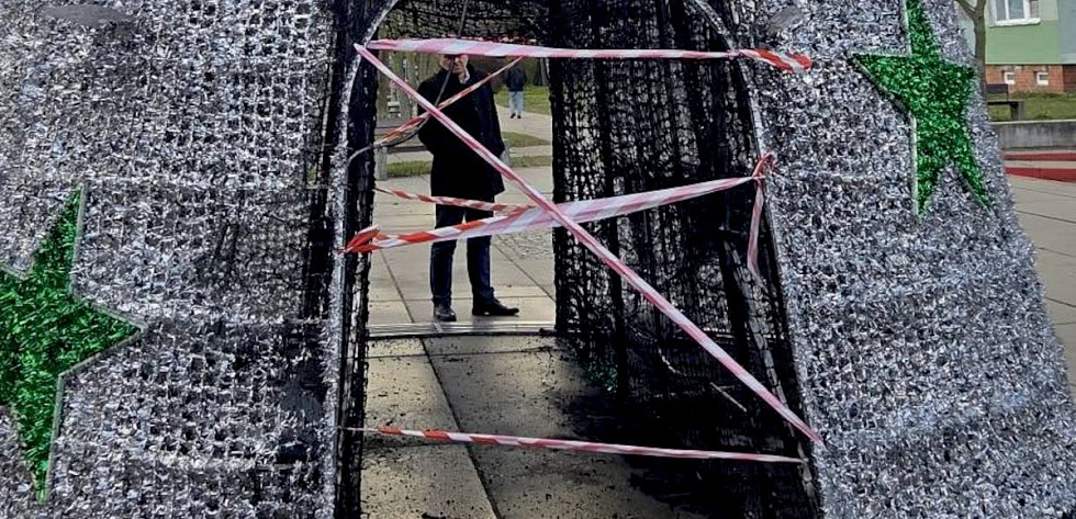 Spalona choinka na deptaku im. Ryszarda Tokarczyka w Policach