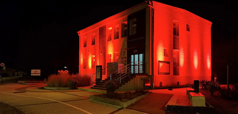 Przez dwie godziny budynek Urzędu Gminy w Dobrej świecił na czerwono