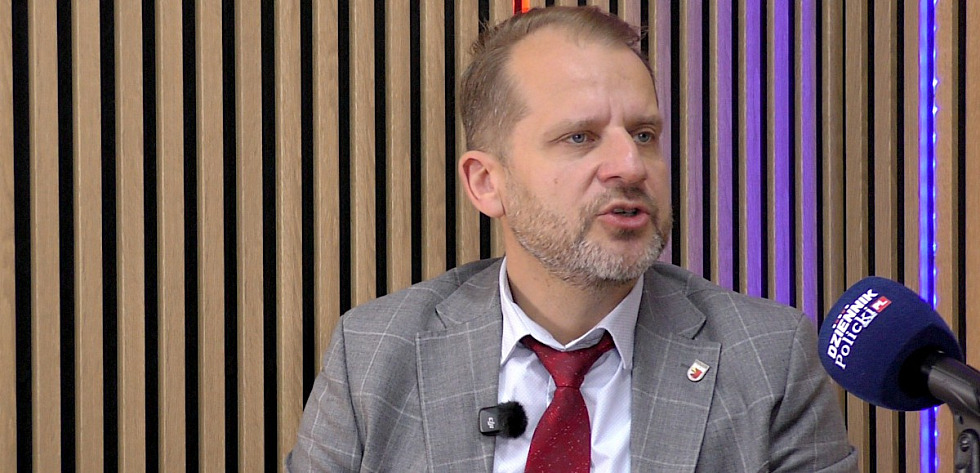 Burmistrz Polic Krystian Kowalewski w studio Dziennika Polickiego