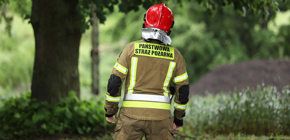 Strażak z Państwowej Straży Pożarnej w Policach