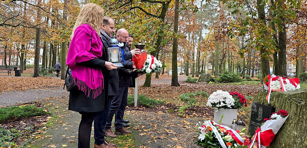 Delegacja Gminy Police składa kwiaty pod głazem poświęconym Marszałkowi Józefowi Piłsudskiemu