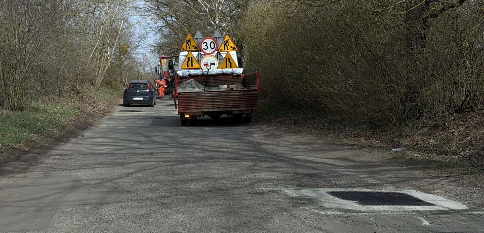Drogowcy naprawiają trasę Buk – Rzędziny