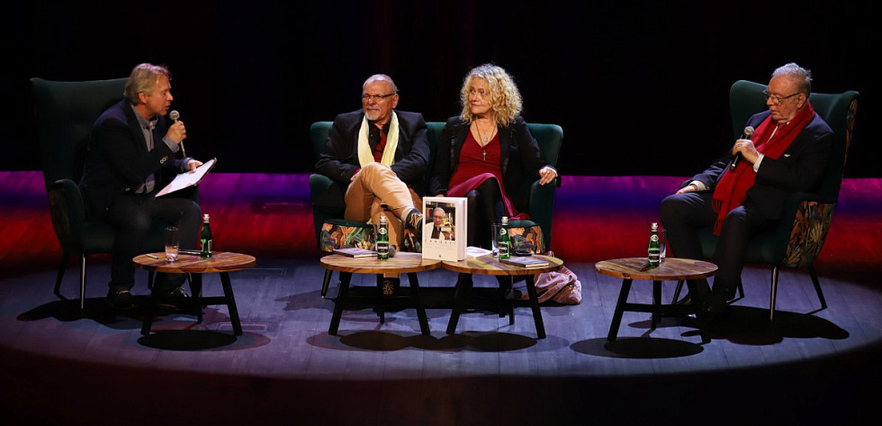 Zaproszeni goście na scenie Miejskiego Ośrodka Kultury w Policach