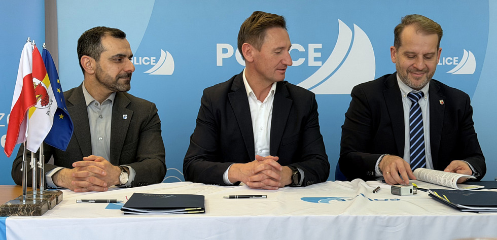 (od lewej) starosta policki Shivan Fate, marszałek województwa Olgierd Geblewicz, burmistrz Polic Krystian Kowalewski