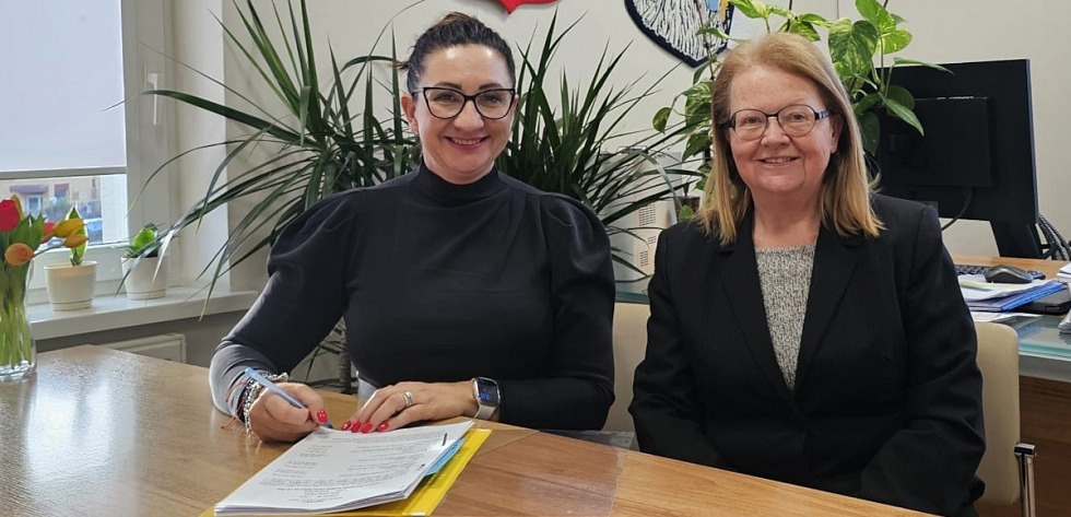 (od lewej) wójt Gminy Dobra Magdalena Zagrodzka, skarbnik Gminy Jolanta Jankowska