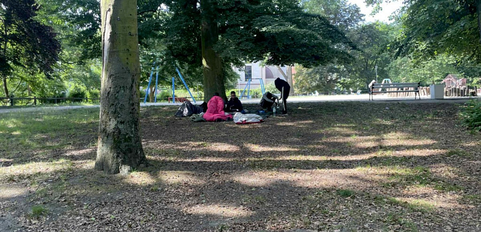 Migranci w Parku Żeromskiego sfotografowani w niedzielę, 22 czerwca
