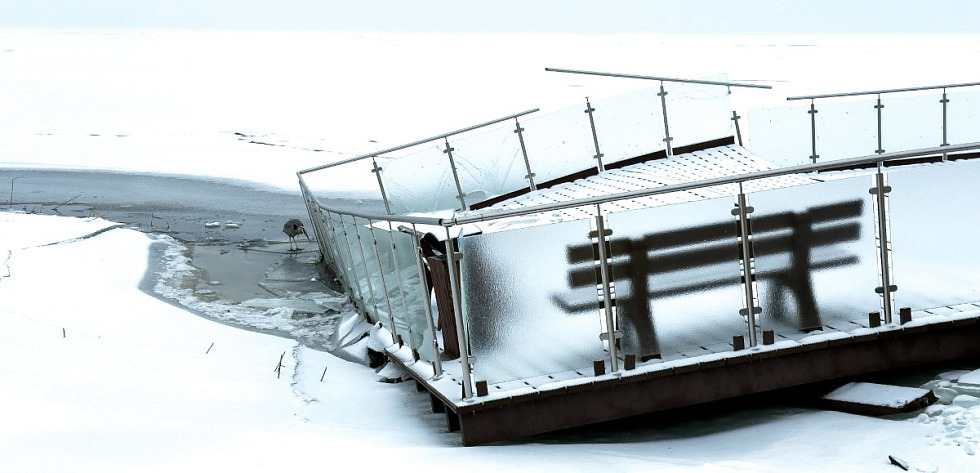 Zniszczone elementy promenady w Trzebieży