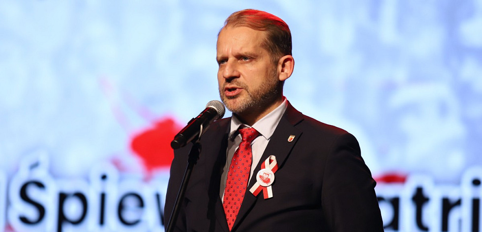 Burmistrz Polic Krystian Kowalewski podczas przemówienia w Miejskim Ośrodku Kultury w Policach