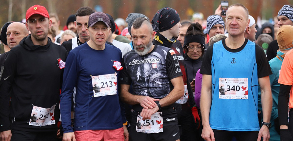 Uczestnicy Biegu Niepodległości na dystansie 5 kilometrów na linii startu