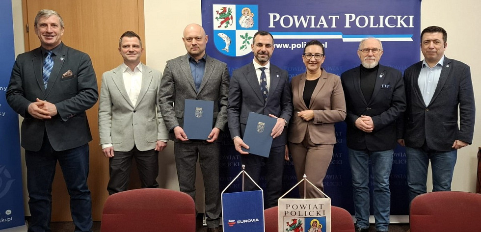 Przedstawiciele władz Powiatu Polickiego, Gminy Dobra oraz wykonawcy inwestycji