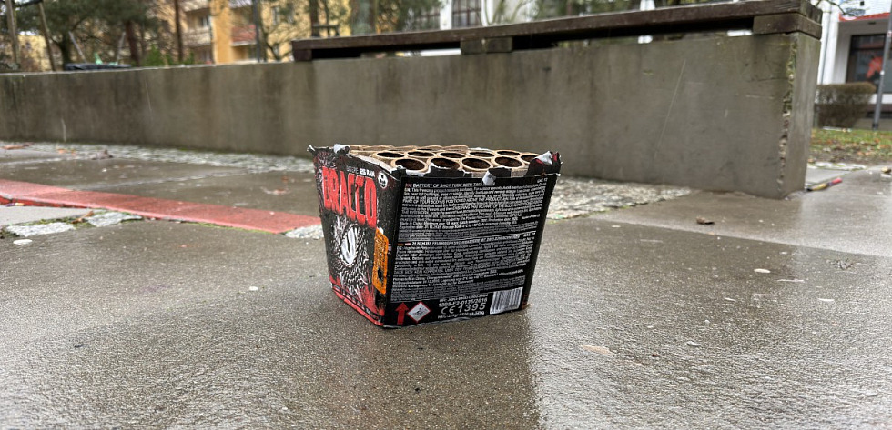 Śmieci po nocy sylwestrowej w przestrzeni publicznej