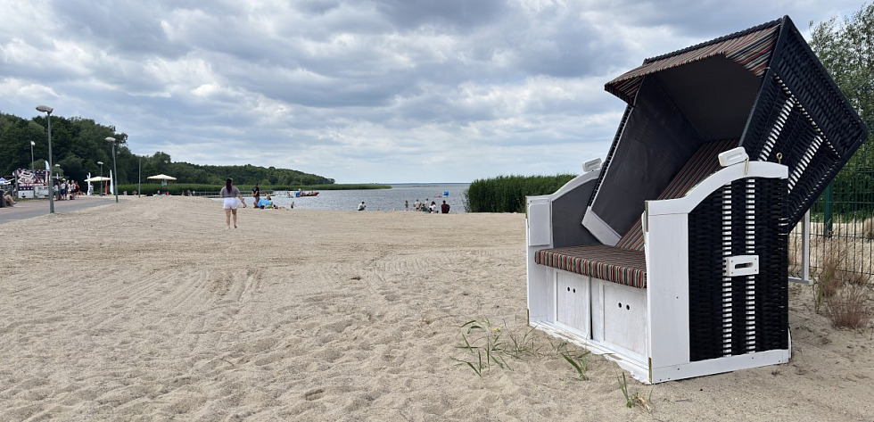 Pięć ratanowych koszy plażowych w Trzebieży
