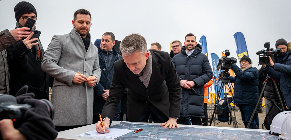 Arkadiusz Marchewka, wiceminister infrastruktury parafuje umowę