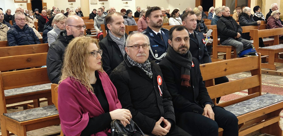 Przedstawiciele władz samorządowych i służb mundurowych podczas Mszy Świętej za Ojczyznę