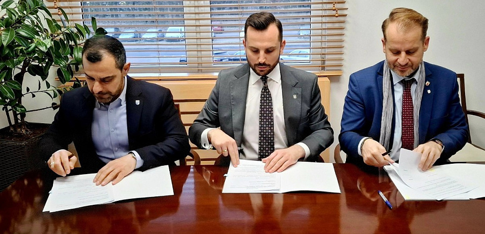 Umowa została podpisana w obecności wicewojewody zachodniopomorskiego Bartosza Brożyńskiego, a także starosty polickiego Shivana Fate