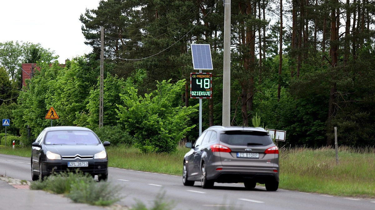 Wyświetlacz prędkości na drodze wojewódzkiej nr 114 w kierunku Trzebieży