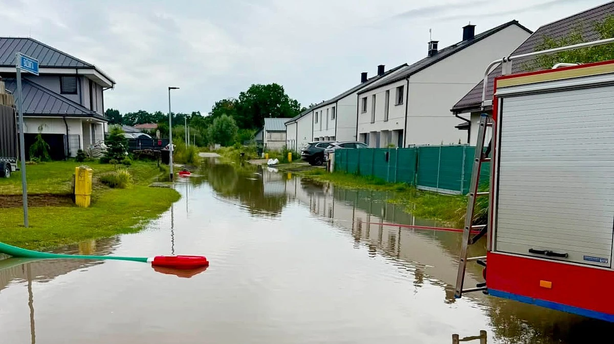 Strażacy z Dobrej i Mierzyna wypompowywali wodę z zalanych ulic