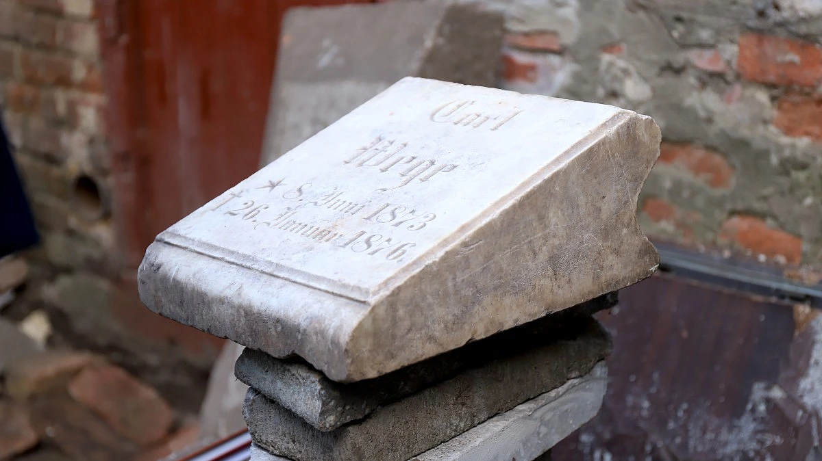 Odnaleziona na podwórku płyta nagrobna liczy sobie 150 lat