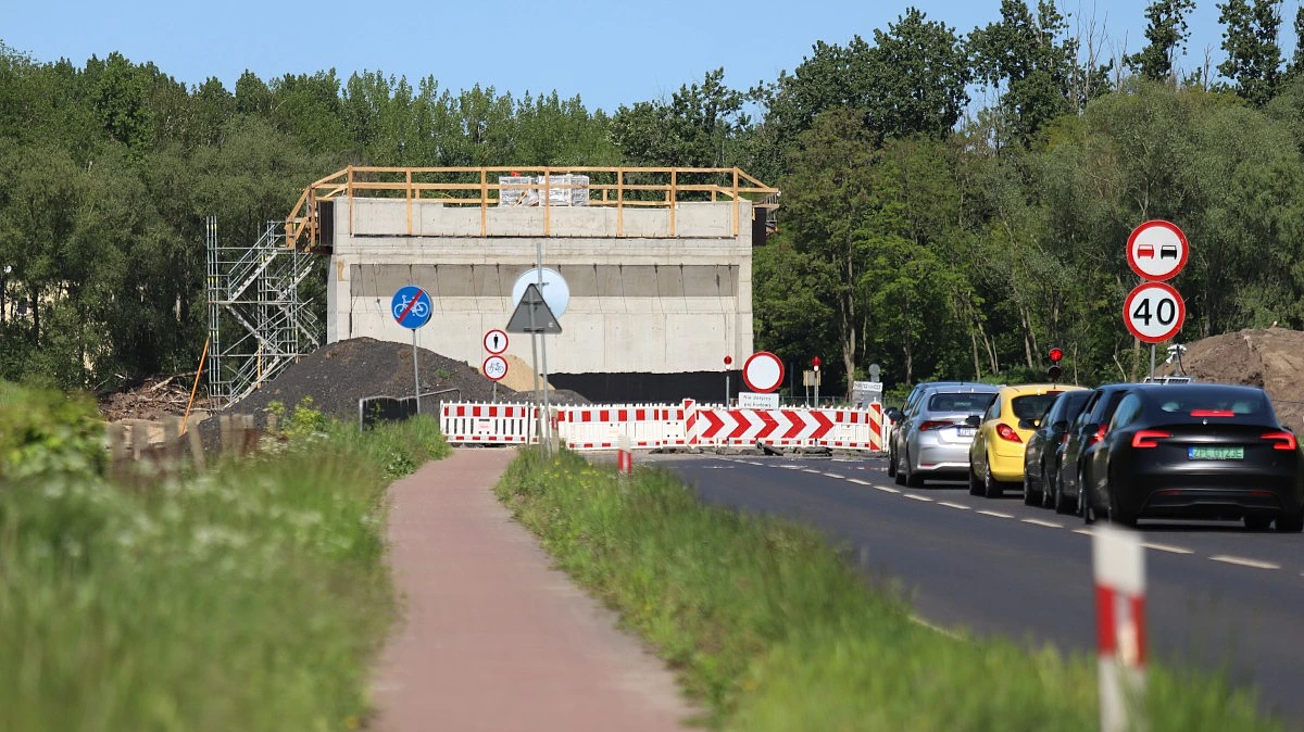 Na drodze wojewódzkiej nr 114 powstaje wiadukt drogowy