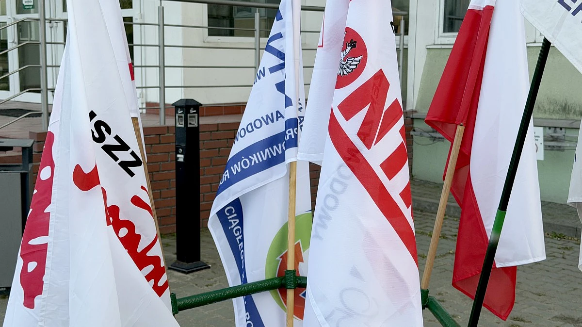 Przed biurowcem Grupy Azoty Police wywieszone są flagi związkowe