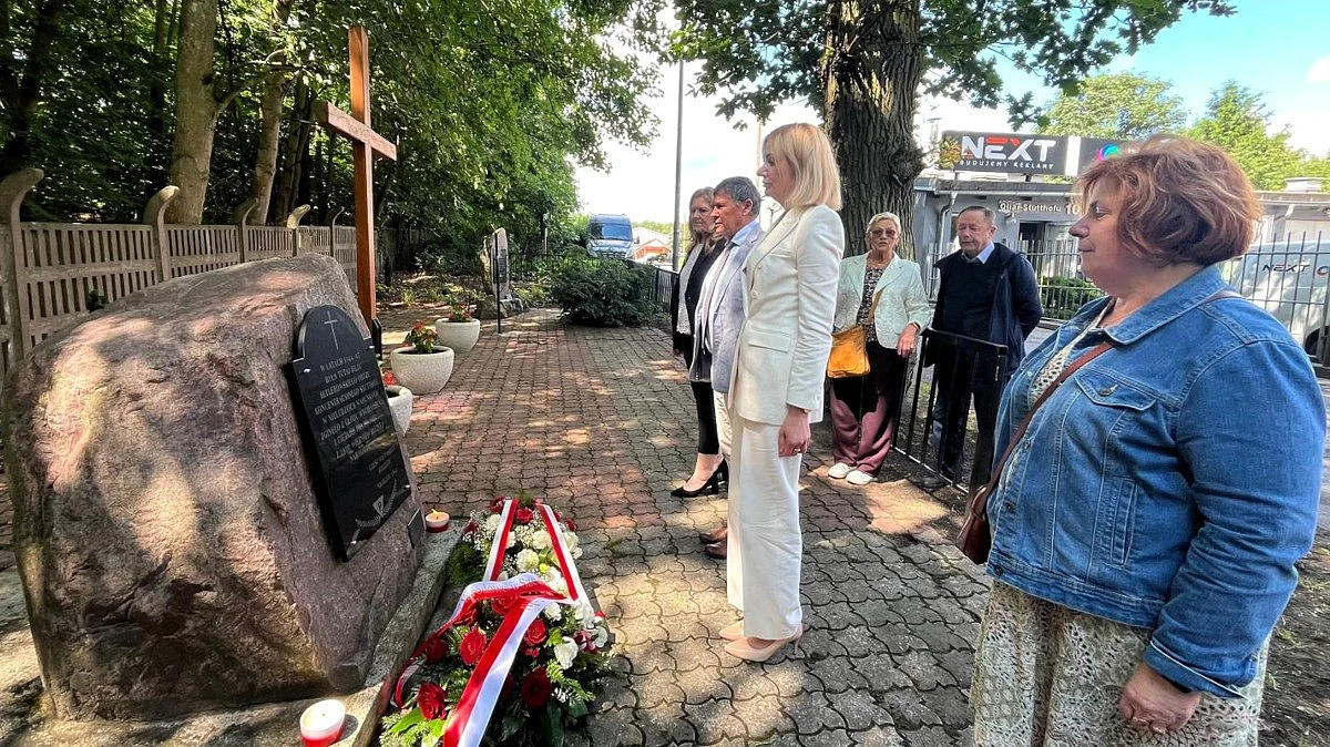 Pomnik w Mścięcinie poświęcony pamięci więźniów filii niemieckiego nazistowskiego obozu koncentracyjnego Stutthof