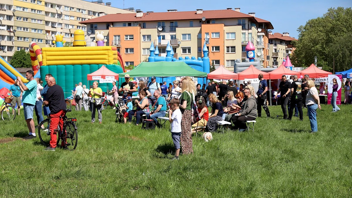 Mieszkańcy chętnie odwiedzają festyn zorganizowany przez Stowarzyszenie Hospicjum Królowej Apostołów w Tanowie
