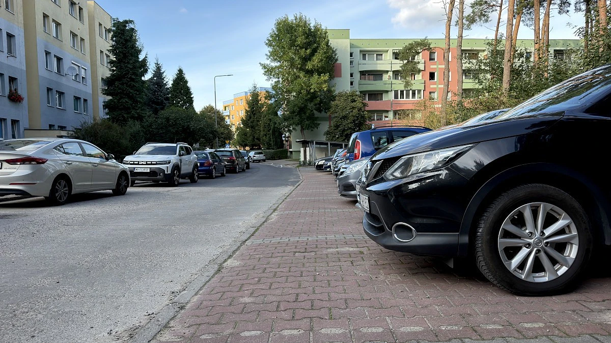 Przybywa samochodów a przez to ubywa miejsc parkingowych