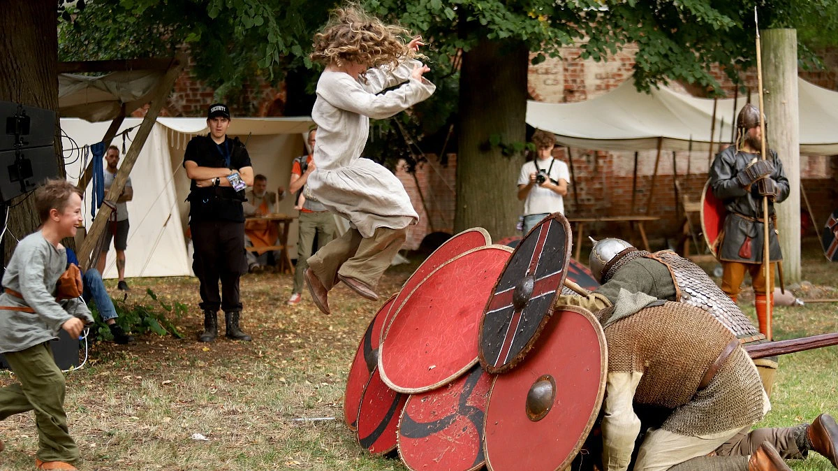 Pokazy wojów przyciągnęły tłumy do ruin klasztoru augustiańskiego w Jasienicy