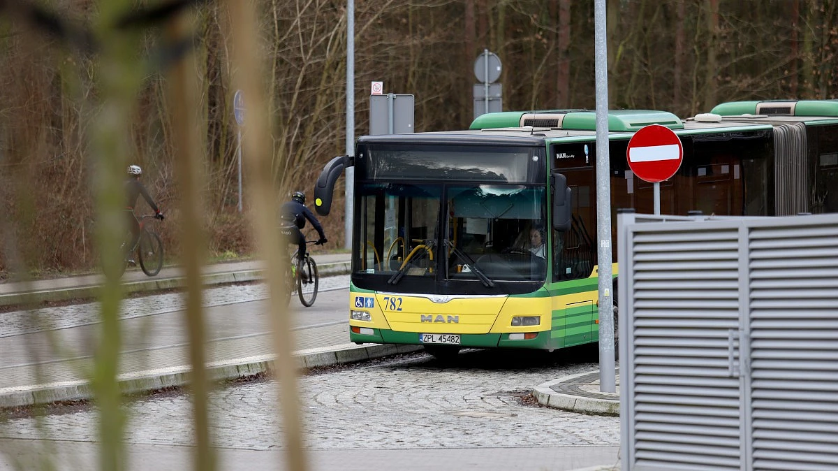 Autobus komunikacji miejskiej w Policach