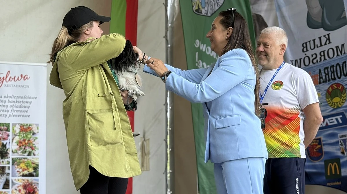 Nagrody zwycięzcom wręczała wójt Gminy Dobra Magdalena Zagrodzka