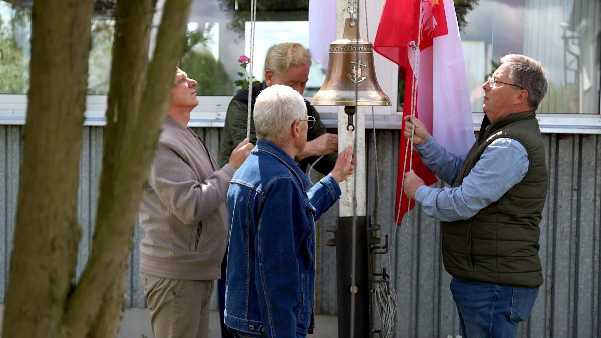 Poczet sztandarowy wciąga biało-czerwoną flagę na maszt