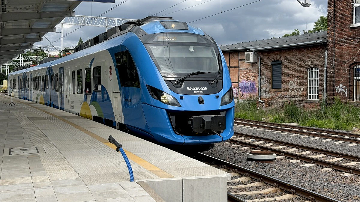 Pociąg Szczecińskiej Kolei Metropolitalnej na stacji Szczecin Turzyn