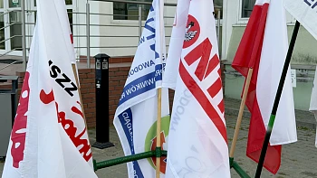 Przed biurowcem Grupy Azoty Police wywieszone są flagi związkowe